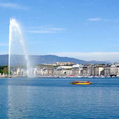 Photo by Toni Pomar a large fountain spewing water into the air over a body of water